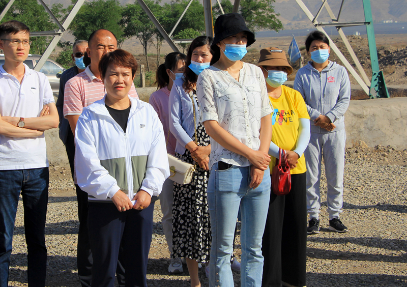 紅果子鎮(zhèn)黨委書記陳筠平、鎮(zhèn)人大主席韓玉蘭蒞臨興康恒潤種植基地觀摩了解情況