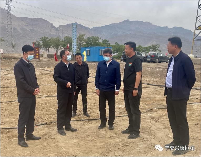 石嘴山市委書(shū)記王剛及市領(lǐng)導(dǎo)趙會(huì)勇、王宇翔蒞臨公司萬(wàn)畝酸棗種植基地現(xiàn)場(chǎng)調(diào)研指導(dǎo)工作