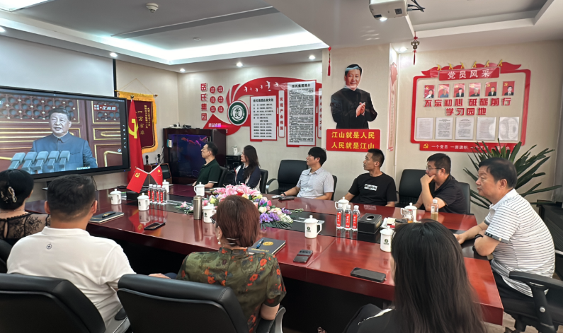 岳氏集團(tuán)組織觀看抗戰(zhàn)勝利閱兵，愛國(guó)情懷激蕩人心